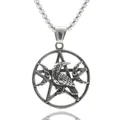 Nahaufnahme von Raben-Anhänger mit Pentagramm an einer Retro-Stahl-Boxkette - Krähen-Pentagramm-Anhänger / Nur Anhänger