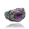 Détail de la bague œil de dragon punk avec finition acier vintage et centre violet - Oeil Violet Acier