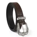 Dettaglio ravvicinato di una cintura in pelle marrone con motivi floreali e pietre turchesi - Stile Fibbia Incisa Bohémien Argento