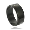 Bague large en acier inoxydable noir poli pour homme avec fini miroir sur fond blanc neutre - US 6 / Noir
