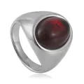 Dettaglio di una pietra preziosa ovale rosso scuro su un anello in acciaio lucido - US 7 / Fascia Argento / Pietra Tonalità Granato Rosso Profondo