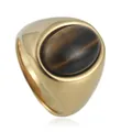 Makroansicht eines goldenen Edelstahlrings mit einem polierten ovalen Tigerauge-Stein - Goldenes Band / Braunes Tigerauge