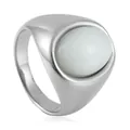 Anello in acciaio inossidabile argento lucido con grande pietra ovale bianca su fondo bianco - US 7 / Fascia Argento / Pietra Occhio di Gatto Bianco Latte