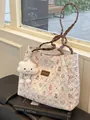 Beige gesteppte Tragetasche mit Bärenprint und flauschigem Wolken-Anhänger-Detail - Braun mit Anhänger