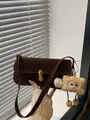 Dunkelbraune Wildleder-Achseltasche mit goldener Schnalle und Plüsch-Anhänger - Kaffee Mit Anhänger