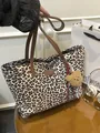 Große Shopper-Tasche mit Leopardenmuster, Ledergriffen und Plüschbär-Anhänger - Mit Anhänger / Weiß