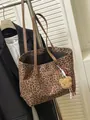 Leopardenmuster Tote Bag mit braunen Trägern und niedlichem Plüschbär-Anhänger - Mit Anhänger / Braun