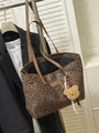 Große Shopper-Tasche mit Leopardenmuster, Lederriemen und Plüschbär-Anhänger - Mit Anhänger / Braun