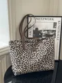 Leopard-Shopper aus Wildleder mit braunen Kunstledergriffen und modischem Logo-Patch - Ohne Anhänger / Weiß