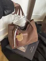 Braune Cord-Tragetasche mit Kettenriemen und Plüschbär-Anhänger für Herbstmode - Braun mit Anhänger