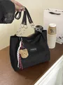 Schwarze Vintage-Wildleder-Einkaufstasche mit Kettenriemen und süßem Bärenanhänger - Schwarz Mit Anhänger