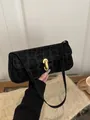 Elegante schwarze Schultertasche mit Leopardenmuster und goldenem Metallverschluss - Schwarz