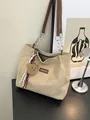 Beige Tasche aus Wildlederimitat mit Kettenriemen und Plüschbär-Anhänger - Khaki Mit Anhänger
