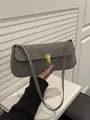Schlanke dunkelgraue Unterarmtasche aus mattem Leder mit goldener Metallschnalle - Grau