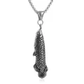 Vue détaillée du pendentif Arowana punk en acier inoxydable avec texture d'écailles de poisson - Pendentif Uniquement (Sans Chaîne) / Argent