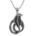 Dettaglio del ciondolo a cobra con occhio in gemma rossa e squame testurizzate su acciaio - Solo Ciondolo (Senza Catena) / Argento (Occhi Rossi)