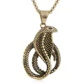 Dettaglio del ciondolo a cobra con scaglie definite e occhio con gemma rossa - Oro Retro (Occhi Rossi)