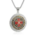 Detailansicht des Tempelritter-Anhängers mit rotem Kreuz und lateinischem Motto - Nur Anhänger (Ohne Kette) / Zweifarbig Strass Stil (Zweifarbig 02)