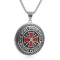 Detailansicht des Kreuzanhängers mit roter Emaille, Schwertern und Gravur - Nur Anhänger (Ohne Kette) / Silber Schwert Stil (Silber 01)