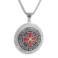 Nahaufnahme des Templer Kreuz Anhängers mit roter Emaille, Kristallen und Gravur - Nur Anhänger (Ohne Kette) / Silber Strass Stil (Silber 02)