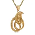 Dettaglio del ciondolo a cobra dorato con occhi di pietra rossa e texture a squame - Oro (Occhi Rossi)