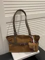 Braune Vintage-Wildleder-Einkaufstasche mit Lederriemen und Bären-Anhänger - Braun mit Anhänger