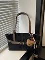 Große Retro-Tasche aus schwarzem Wildleder mit braunem Lederriemen und Bärenanhänger - Schwarz Mit Anhänger