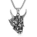 Detailansicht eines Vintage-Dämonenmasken-Anhängers aus Edelstahl mit Box-Kette - Nur Anhänger / Silber