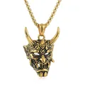 Dettaglio ravvicinato del ciondolo maschera Hannya in acciaio titanio oro stile retrò - Oro Anticato