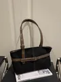 Borsa tote vintage in tela nera con cinturini in pelle marrone e cuciture bianche - Nero senza Ciondolo