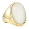 Vue macro d'une bague en acier doré avec une grande pierre précieuse ovale blanc laiteux - Taille 7 / Gold-Milky White Cat's Eye