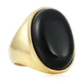 Vue détaillée d'une large bague dorée avec une grande pierre précieuse noire ovale polie - Taille 7 / Or-Noir