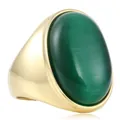 Macro d'une bague large dorée avec une grande pierre ovale verte à effet œil de chat - Taille 7 / Or-Œil-de-chat Vert