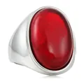 Détail macro d'une bague avec pierre rouge ovale et large bande en acier inoxydable - Taille 7 / Argent-Aspect Pierre Rouge