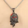 Detailansicht des Gothic-Totenkopf-Anhängers mit roter Rose und roten Kristallaugen - Halskette (Mit Boxkette) / Bronzeton (Roter Stein)