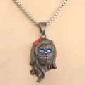 Gotischer Totenkopf-Anhänger mit blauen Edelsteinaugen und roten Rosen aus Vintage-Stahl - Halskette (Mit Boxkette) / Bronzeton (Blauer Stein)