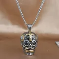Detalle del colgante de calavera vintage con cruz dorada y piedra negra engastada - Colgante Suelto (Sin Cadena) / Oro y Plata