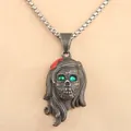 Gothic Punk Totenkopf Anhänger Kette mit roten Rosen und grünen Kristallaugen - Halskette (Mit Boxkette) / Bronzeton (Grüner Stein)