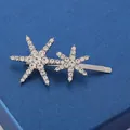 Makroansicht der silbernen Stern-Haarspange mit Strass auf blauem Samthintergrund - Doppel-Schneeflockenstern-Stil (Silber 1)