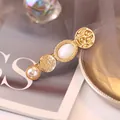 Detalle de horquilla dorada vintage con perla, moneda de corona y adorno de opalo blanco - Estilo Compuesto Escudo Piedra Ojo de Gato (Dorado 5)