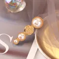 Pinza para el pelo de aleación dorada con perlas blancas y medalla vintage en relieve - Estilo Relieve Tres Perlas (Dorado 4)