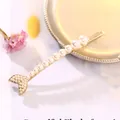 Elegante pasador dorado con diseño de cola de pez y perlas blancas sobre flores - Pasador Grande Cola de Pez Perla / Dorado