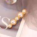 Elegante pinza de pelo dorada con cinco perlas blancas graduadas sobre base minimalista - Estilo Cinco Perlas Degradado (Dorado 3)