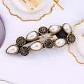 Vintage geometrische BB-Spange mit Perlen und Strass auf schwarzem Stoff - Kleines Dreieck