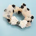 Elastico per capelli in rete beige con fiocco di perle e gemma verde su sfondo blu - Beige a pois