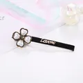 Pinza de terciopelo negro vintage con trébol de perlas y letras Loveme doradas - Pinza de Pico de Pato Corta con Letras Loveme de Terciopelo Negro