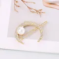 Elegante fermaglio per capelli a luna con strass e perla su base in lega dorata - Bianco