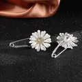 Detail van de madeliefjesbroche met wit geëmailleerde bloemblaadjes en strassteentjes - Madeliefje Veiligheidsspeld Stijl