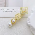 Detalle de una pinza para el cabello de aleación dorada con ojo de gato y perlas - Estilo Martillado Piedra Cuadrada Amarilla