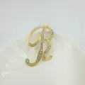 Elegante broche dorado con letra B y diamantes de imitación sobre bandeja de cerámica - Letra B / Dorado